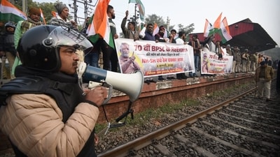 Chhatra Yuva Shakti block a train at Sachivalaya Halt demanding the cancellation of the 70th Integrated Combined Competitive (Preliminary) Examination (CCE), 2024. (Santosh Kumar)
