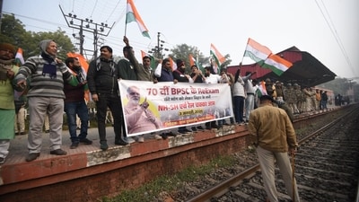 Protestors demonstrating during block the train at Sachivalaya Halt demanding the cancellation of the 70th Integrated Combined Competitive (Preliminary) Examination (CCE), 2024. (Santosh Kumar)