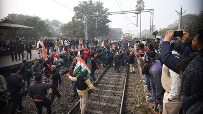Protestors block the train at Sachivalaya Halt demanding the cancellation of the 70th Integrated Combined Competitive (Preliminary) Examination (CCE), 2024, conducted by the BPSC. (Santosh Kumar)