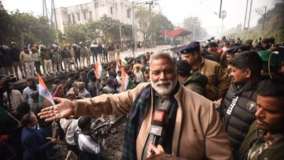Independent MP Pappu Yadav and Chhatra Yuva Shakti block the train at Sachivalaya Halt demanding the cancellation of the 70th Integrated Combined Competitive (Preliminary) Examination (CCE), 2024. (Santosh Kumar)