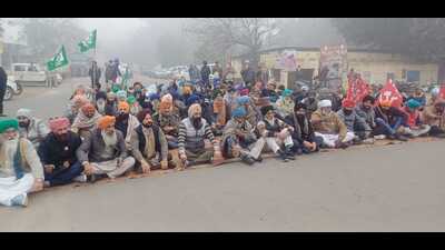 Farmers during a protest on a road in Ludhiana on Friday. (HT Photo) Farmers during a protest on a road in Ludhiana on Friday. (HT Photo)