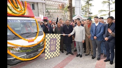 Himachal CM Sukhvinder Singh Sukhu flagging of seven food vans on Friday. (HT Photo) Himachal CM Sukhvinder Singh Sukhu flagging of seven food vans on Friday. (HT Photo)