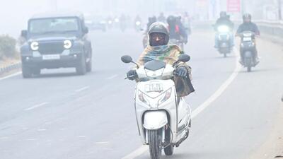 Road traffic also moved at snail’s pace as commuters struggled to navigate through the thick fog cover. (Keshav Singh/HT) Road traffic also moved at snail’s pace as commuters struggled to navigate through the thick fog cover. (Keshav Singh/HT)