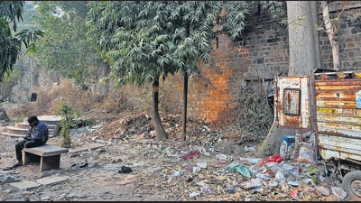 The stone wall is a rare souvenir of Old Delhi’s origins. (HT Photo) The stone wall is a rare souvenir of Old Delhi’s origins. (HT Photo)