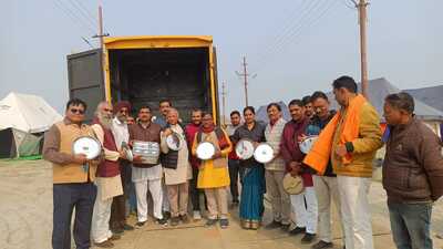 Volunteers distributing steel plates and cloth bags in the mela area ahead of Mahakumbh-2025 in Prayagraj. (HT Photo) Volunteers distributing steel plates and cloth bags in the mela area ahead of Mahakumbh-2025 in Prayagraj. (HT Photo)