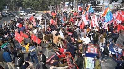 Police use force to stop various students organisations during Mukhyamantri gherao march at JP roundabout demanding the cancellation of the 70th Integrated Combined Competitive (Preliminary) Examination (CCE), 2024, conducted by the BPSC, over allegations of question paper leak, in Patna.&nbsp; (Santosh Kumar)