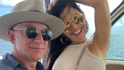 Jeff Bezos, Lauren Sánchez cuddle and kiss on Italian yacht (laurensanchez/ Instagram) Jeff Bezos, Lauren Sánchez cuddle and kiss on Italian yacht (laurensanchez/ Instagram)