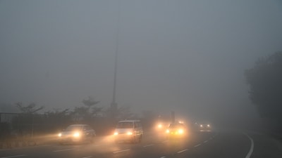 Vehicles move slowly on the Delhi-Gurugram expressway amid dense fog on January 3, 2025. (Parveen Kumar/Hindustan Times) Vehicles move slowly on the Delhi-Gurugram expressway amid dense fog on January 3, 2025. (Parveen Kumar/Hindustan Times)