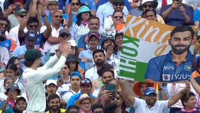 Sam Konstas shares a moment with the fans as one holds up a Virat Kohli flag. (Screengrab/Fox) Sam Konstas shares a moment with the fans as one holds up a Virat Kohli flag. (Screengrab/Fox)