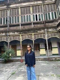Aparna Sen on the same location she shot her directorial feature Paramitar Ek Din (House of Memories, 2000). Aparna Sen on the same location she shot her directorial feature Paramitar Ek Din (House of Memories, 2000).
