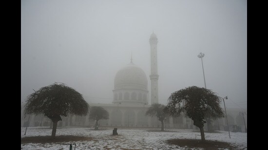 A view of Hazratbal shrine during on a fogy morning in Srinagar on Friday. (Waseem Andrabi /HT)