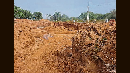 The labourers, who hailed from Bihar, had been working on the construction site for the past two months. The accident occurred as they were levelling a surface 15 feet below the ground level. (HT photo)