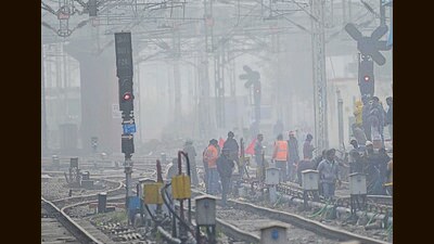 A foggy morning at the city railway station on Saturday. The dense fog across Ludhiana has reduced visibility, troubling motorists. (Gurpreet Singh/HT) A foggy morning at the city railway station on Saturday. The dense fog across Ludhiana has reduced visibility, troubling motorists. (Gurpreet Singh/HT)