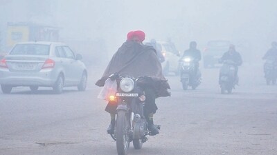 Commuters wade through dense fog in Amritsar on Saturday. (HT Photo) Commuters wade through dense fog in Amritsar on Saturday. (HT Photo)