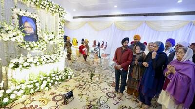Former PM Manmohan Singh’s wife Gursharan Kaur with family members at Gurdwara Shri Rakab Ganj Sahib in New Delhi. (PTI) Former PM Manmohan Singh’s wife Gursharan Kaur with family members at Gurdwara Shri Rakab Ganj Sahib in New Delhi. (PTI)