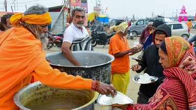 Images from Prayagraj depicted people sitting around bonfires and wearing appropriate winter attire to shield themselves from the cold. (PTI/representative) Images from Prayagraj depicted people sitting around bonfires and wearing appropriate winter attire to shield themselves from the cold. (PTI/representative)