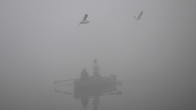 A man feeds seagulls in the waters of river Yamuna engulfed in fog on a cold winter morning in New Delhi on January 4, 2025. (Arun Sankar/AFP) A man feeds seagulls in the waters of river Yamuna engulfed in fog on a cold winter morning in New Delhi on January 4, 2025. (Arun Sankar/AFP)