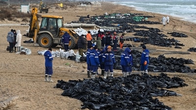 People work to clear spilled oil in Russia (REUTERS)