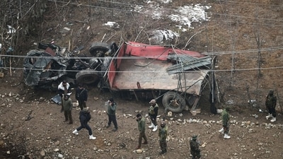 Army soldiers near the damaged army vehicle at Wular viewpoint in Bandipora district. (Waseem Andrabi /Hindustan Times)
