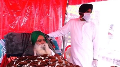 Fasting leader Jagjeet Singh Dallewal was brought to the main stage in an ambulance. (HT Photo/Karam Prakash) Fasting leader Jagjeet Singh Dallewal was brought to the main stage in an ambulance. (HT Photo/Karam Prakash)