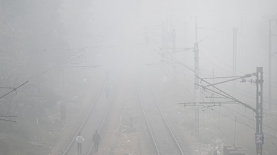 Delhi's primary weather station, Safdarjung, recorded eight hours of zero visibility, as per the IMD. (Sanchit Khanna/ Hindustan Times)
