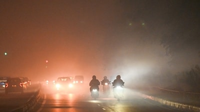 For Sunday, IMD predicted a partly cloudy sky. The predominant surface wind is expected to blow from the southeast at a speed of less than 4 kmph during the morning hours. (Sanchit Khanna/ Hindustan Times)