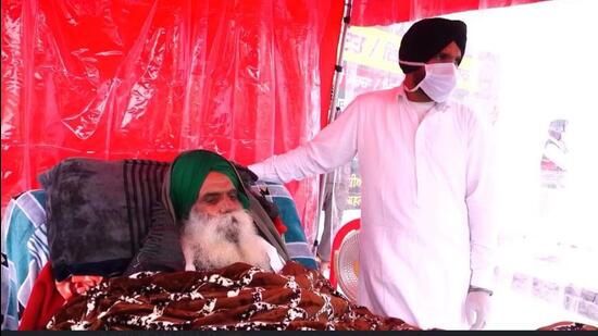 Farmer leader Jagjit Singh Dallewal, who is on an indefinite fast, was brought in an ambulance to the stage for addressing the mahapanchayat convened at the Khanauri protest site on the border with Haryana on Saturday. (HT Photo)