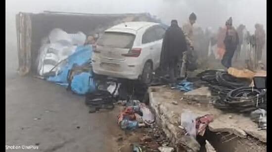 The vehicles after the collision on Hisar-Chandigarh highway near Uklana in Hisar on Saturday. (HT Photo)