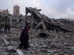 Palestinians gather at the site of an Israeli strike on houses, amid Israel-Hamas conflict, in Gaza City January 4, 2025. REUTERS/Rami Ali
