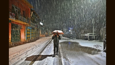 A man walking on road during a snowfall in Srinagar on Friday. (Waseem Andrabi/HT) A man walking on road during a snowfall in Srinagar on Friday. (Waseem Andrabi/HT)