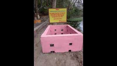 A pit-like structure constructed by UPPCB at Chandrika Devi temple for the collection of discarded idols. (HT Photo) A pit-like structure constructed by UPPCB at Chandrika Devi temple for the collection of discarded idols. (HT Photo)