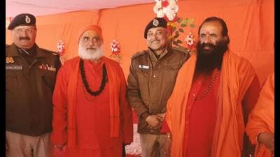 ABAP president Mahant Ravindra Puri with senior police officials after their meeting in Prayagraj on January 5. (HT photo)