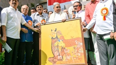 Karnataka CM Siddaramaiah in Bengaluru's Chitra Santhe. Karnataka CM Siddaramaiah in Bengaluru's Chitra Santhe.