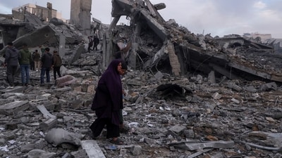 Palestinians gather at the site of an Israeli strike on houses, amid Israel-Hamas conflict, in Gaza City January 4, 2025. REUTERS/Rami Ali (REUTERS)
