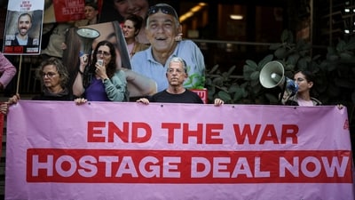 Relatives and supporters of the hostages kidnapped during the deadly October 7, 2023 attack by Hamas hold a protest performance promoting a deal that would bring the hostages home, in Tel Aviv, Israel, December 17, 2024. REUTERS/Stoyan Nenov (REUTERS)