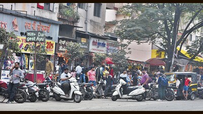 In Katraj there are several illegal food vendors operating for the past several years on the front margin and side margin area of buildings and pavements. (MAHENDRA KOLHE/ HT ) In Katraj there are several illegal food vendors operating for the past several years on the front margin and side margin area of buildings and pavements. (MAHENDRA KOLHE/ HT )