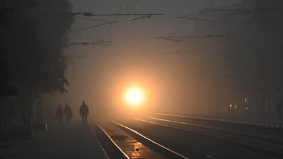 Passenger train seen amidst heavy smog at Shahabad Mohammadpur Railway Station in a foggy and chilly morning at Dwarka, in New Delhi, India, on Sunday, January 5, 2025. (Vipin Kumar/ Hindustan Times) Passenger train seen amidst heavy smog at Shahabad Mohammadpur Railway Station in a foggy and chilly morning at Dwarka, in New Delhi, India, on Sunday, January 5, 2025. (Vipin Kumar/ Hindustan Times)