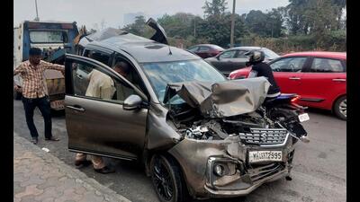 Navi Mumbai, India - Jan. 5, 2025:Dumper dashes motor vehicle & car seriously injuring two people & one person dead on Sion Panvel Highway at opposite Juinagar Station in Navi Mumbai, India, on Sunday, January 5, 2025. (Photo by Bachchan Kumar/ HT PHOTO) (HT PHOTO) Navi Mumbai, India - Jan. 5, 2025:Dumper dashes motor vehicle & car seriously injuring two people & one person dead on Sion Panvel Highway at opposite Juinagar Station in Navi Mumbai, India, on Sunday, January 5, 2025. (Photo by Bachchan Kumar/ HT PHOTO) (HT PHOTO)