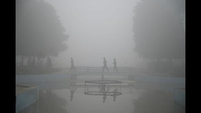 People exercising on cold and foggy weather in Leisure Valley Park in Gurugram on Sunday. (Parveen Kumar/HT)