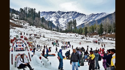 Tourists enjoying in Manali's Solang Valley on Sunday. (Aqil Khan /HT) Tourists enjoying in Manali's Solang Valley on Sunday. (Aqil Khan /HT)