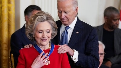 U.S. President Joe Biden presents the Presidential Medal of Freedom to Former U.S. Secretary of State Hillary Clinton, during a ceremony in the East Room of the White House, in Washington, U.S. January 4, 2025. REUTERS/Ken Cedeno (REUTERS)