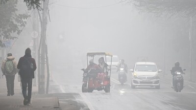 Delhi's primary weather station, Safdarjung, recorded eight hours of zero visibility on Saturday. (Hindustan Times) Delhi's primary weather station, Safdarjung, recorded eight hours of zero visibility on Saturday. (Hindustan Times)