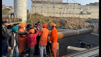 Work underway to install a temporary station for pumping sewage from the gaushala point to the Jamalpur sewage treatment plant, in Ludhiana on Sunday. (HT Photo) Work underway to install a temporary station for pumping sewage from the gaushala point to the Jamalpur sewage treatment plant, in Ludhiana on Sunday. (HT Photo)