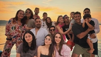 Alia Bhatt, Ranbir Kapoor and Raha Kapoor posed for the family picture. Alia Bhatt, Ranbir Kapoor and Raha Kapoor posed for the family picture.