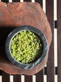 Olya turichya danyachi hirvi lasan chutney