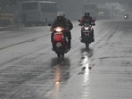 Delhi weather today: Light rainfall in parts of the city, with temperatures dropping to a low of 9.6 degrees Celsius. (Vipin Kumar/Hindustan Times)






