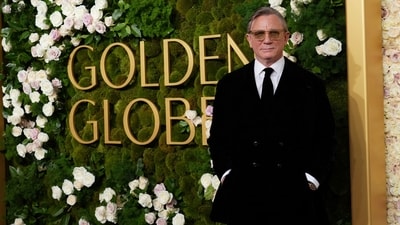 Daniel Craig bring relaxed Bond vibe as he arrives for the 82nd Golden Globes. (Jordan Strauss/Invision/AP)