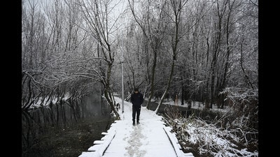A man waling on snow covered bridge in Srinagar. (Waseem Andrabi /HT) A man waling on snow covered bridge in Srinagar. (Waseem Andrabi /HT)