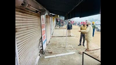 A private medical practitioner died on Monday from a bullet from his own licensed weapon during a scuffle with thieves at his medical store-cum-clinic, police said. (HT Photo)