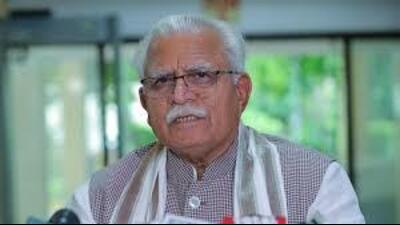 At Karan Kamal, the district BJP office, Union power minister and Karnal MP Manohar Lal Khattar met ticket aspirants from various wards of the city and held a brief discussion with them. (HT File)